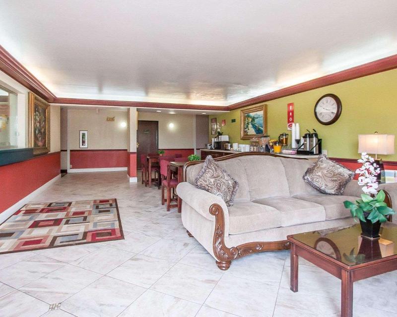 Econo Lodge Dexter image