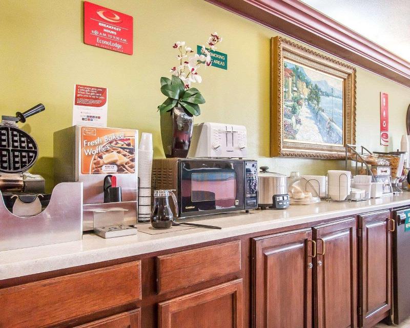 Econo Lodge Dexter image