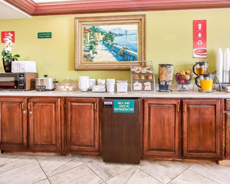 Econo Lodge Dexter image