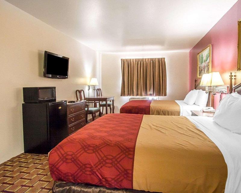 Econo Lodge Dexter image