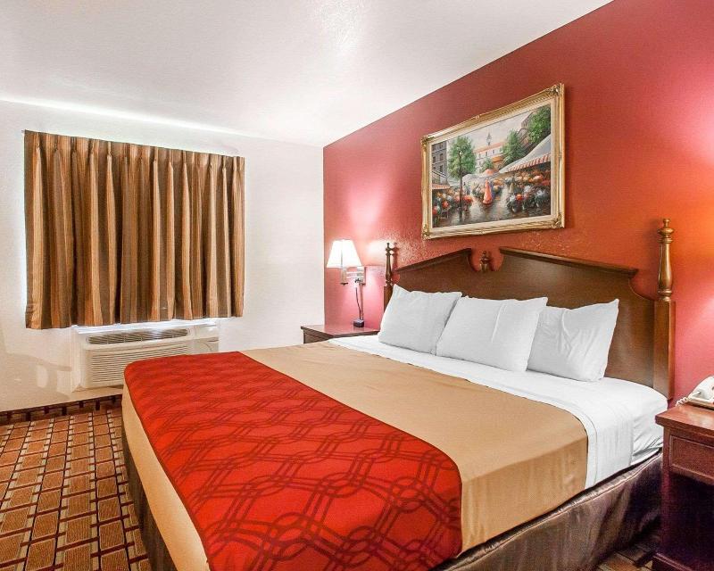 Econo Lodge Dexter image