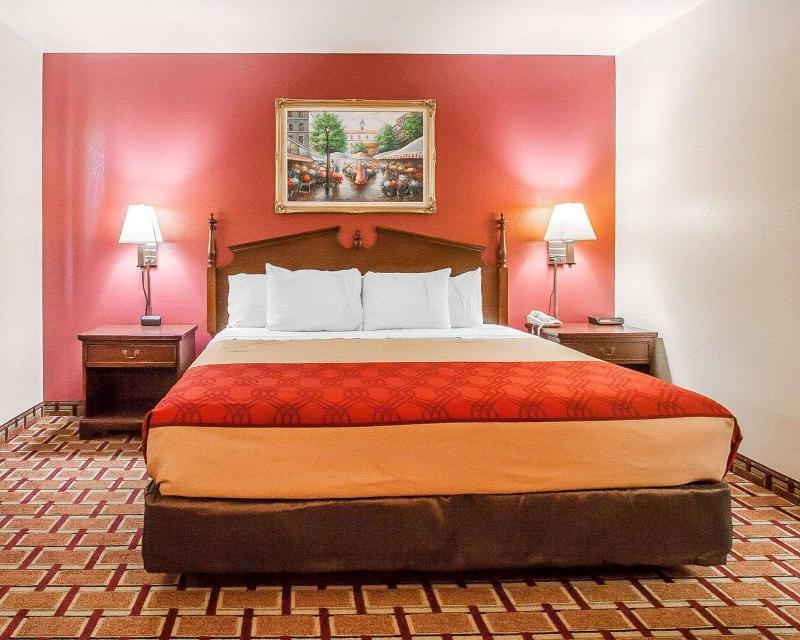 Econo Lodge Dexter image