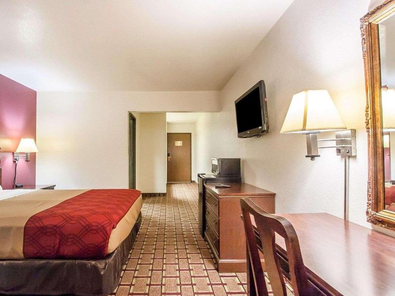 Econo Lodge Dexter image