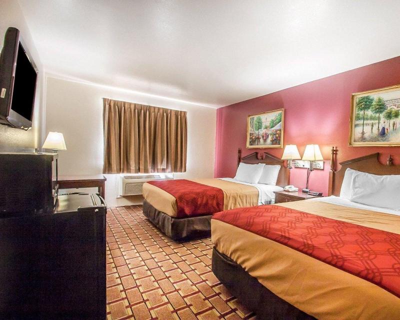 Econo Lodge Dexter image