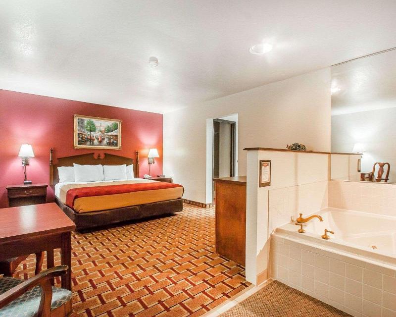 Econo Lodge Dexter image