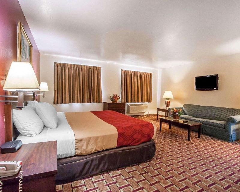 Econo Lodge Dexter image