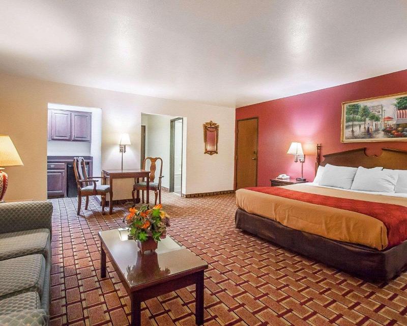 Econo Lodge Dexter image