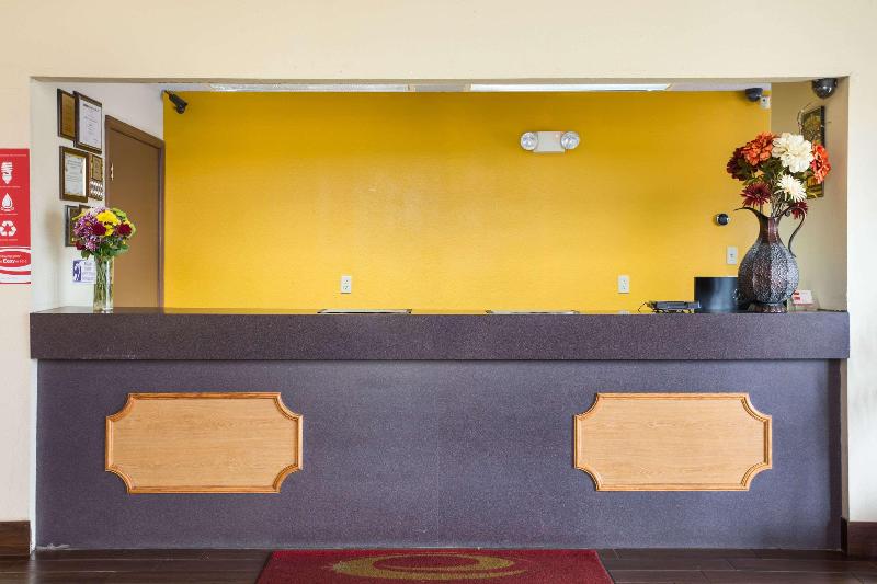 Econo Lodge Saint Robert area
