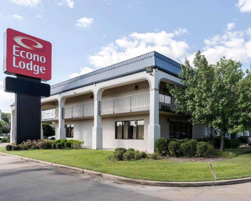 Econo Lodge Grenada Lake image