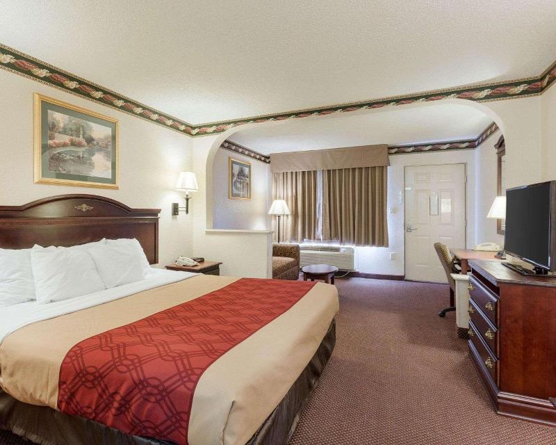 Econo Lodge Grenada Lake image