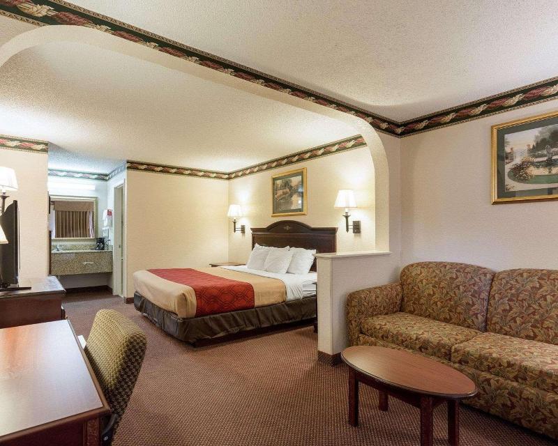 Econo Lodge Grenada Lake image