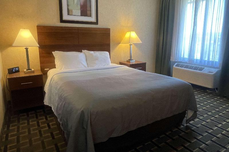 Quality Inn Raton image