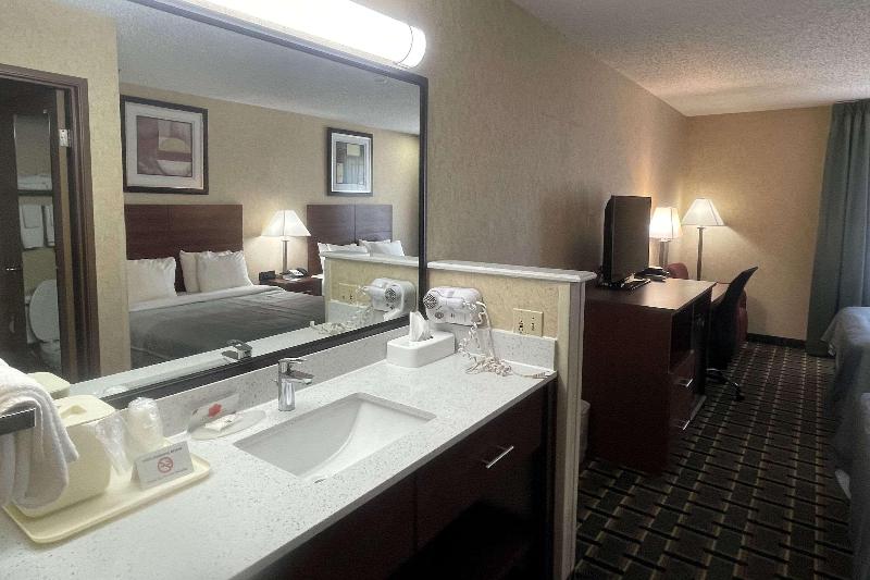 Quality Inn Raton image