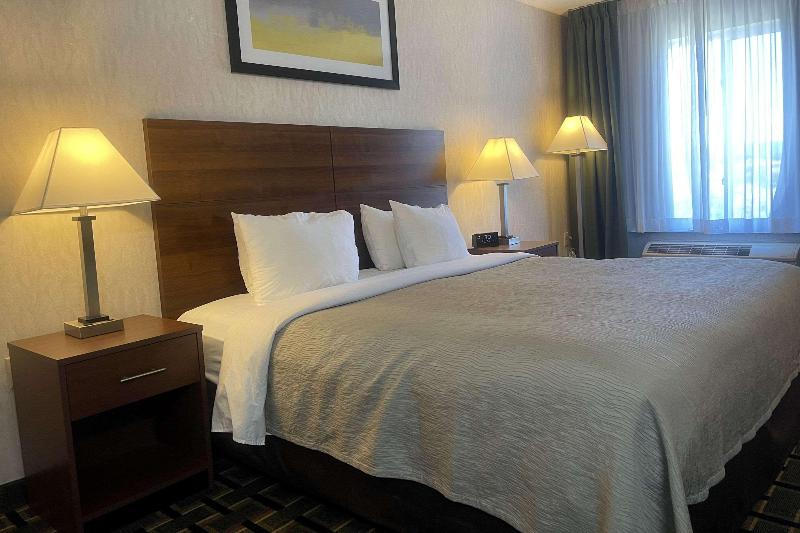 Quality Inn Raton image