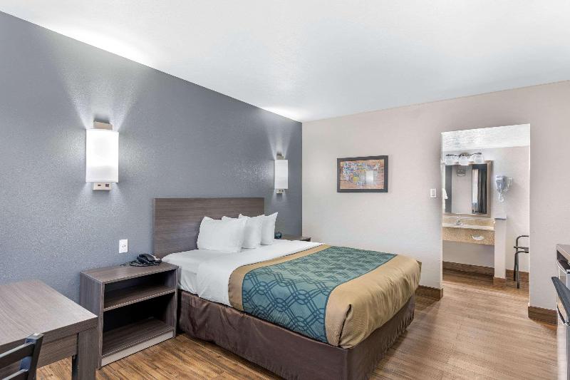 Econo Lodge Inn & Suites Socorro image