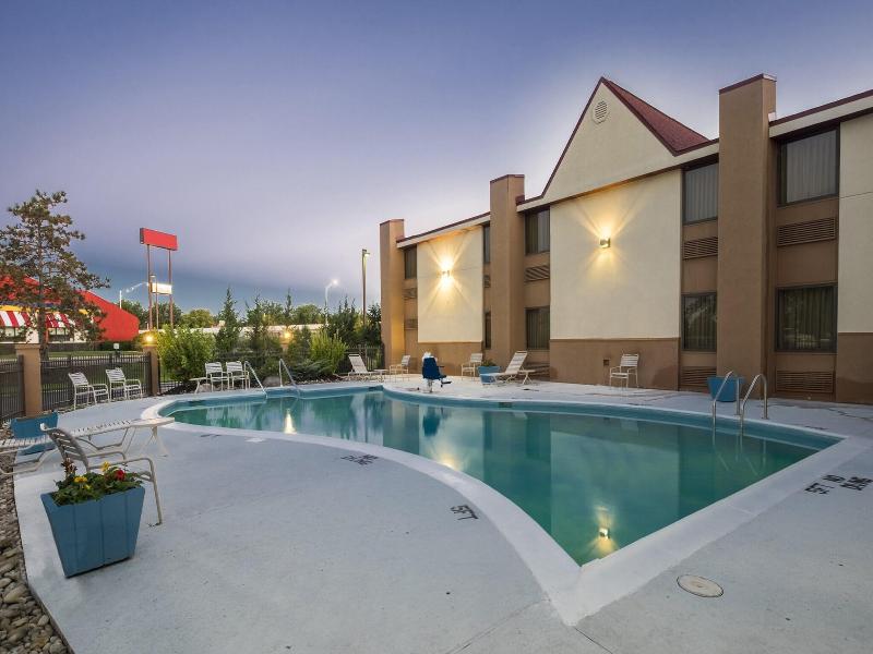 Red Roof Inn & Suites Cincinnati North-Mason image
