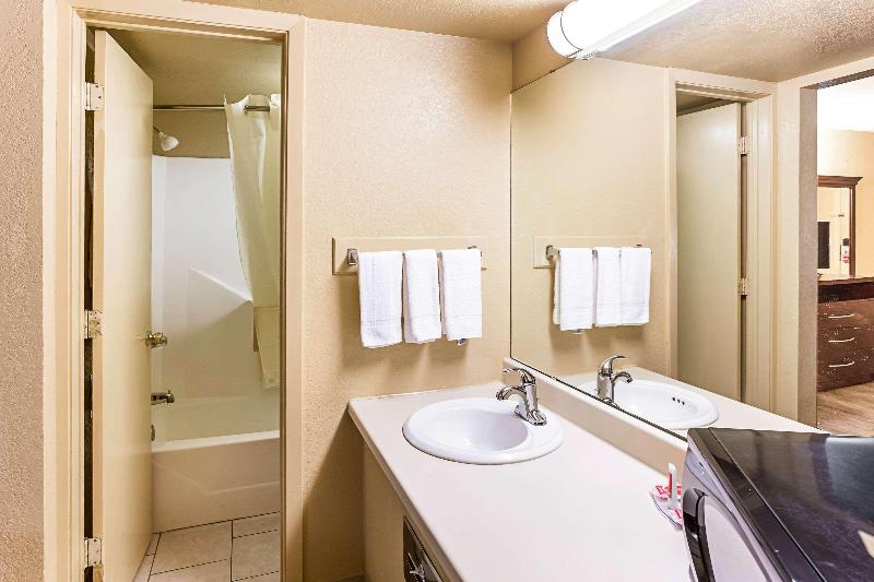 Econo Lodge McAlester image