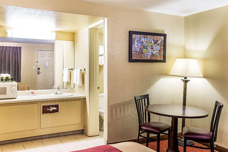 Econo Lodge McAlester image