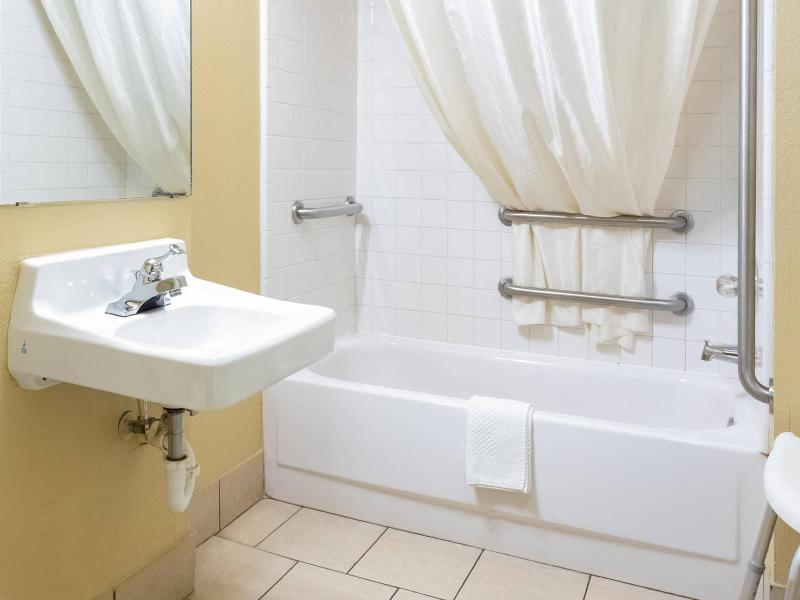 Econo Lodge McAlester image