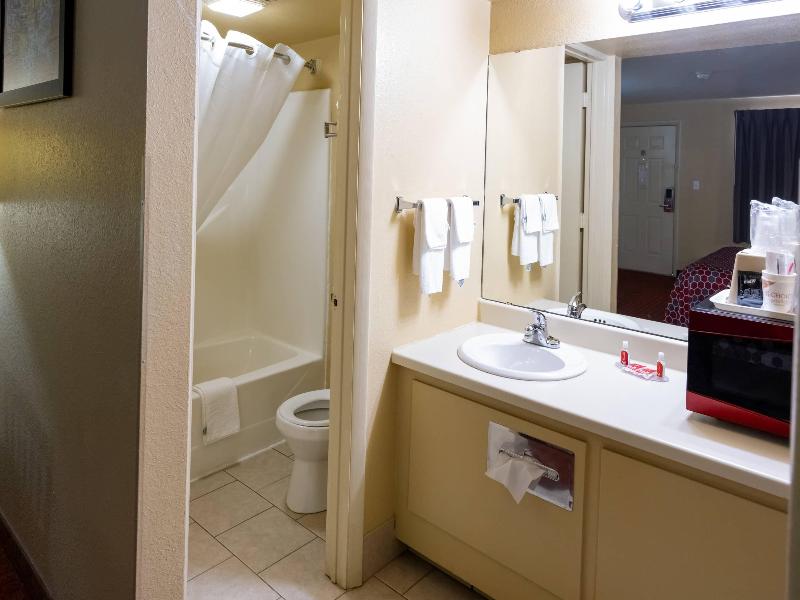Econo Lodge McAlester image