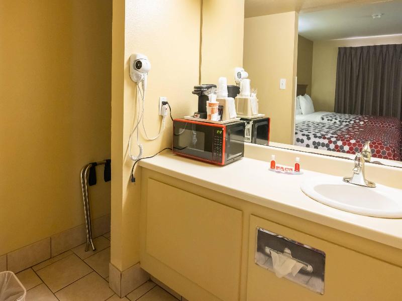 Econo Lodge McAlester image