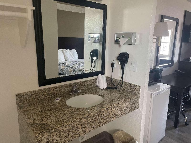 Rodeway Inn & Suites Hermiston image