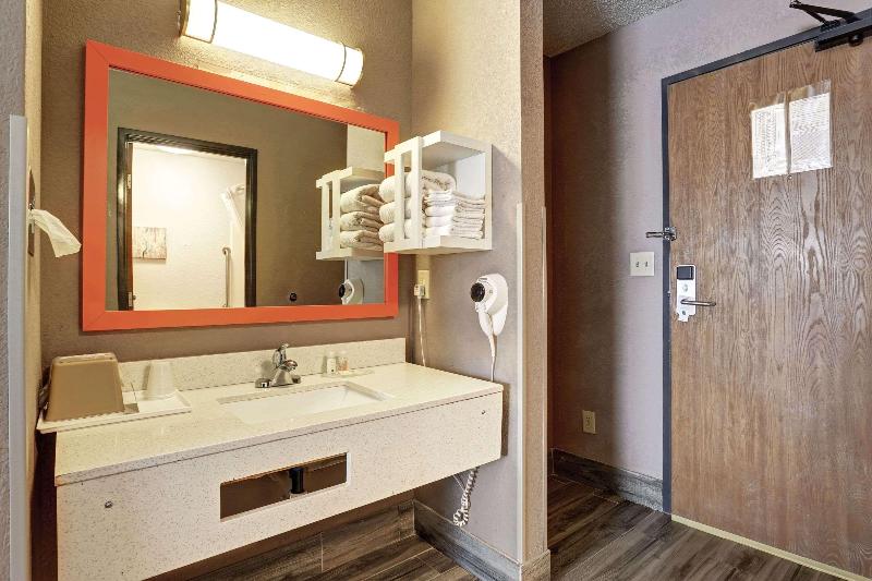 Quality Inn Pierre-Fort Pierre image