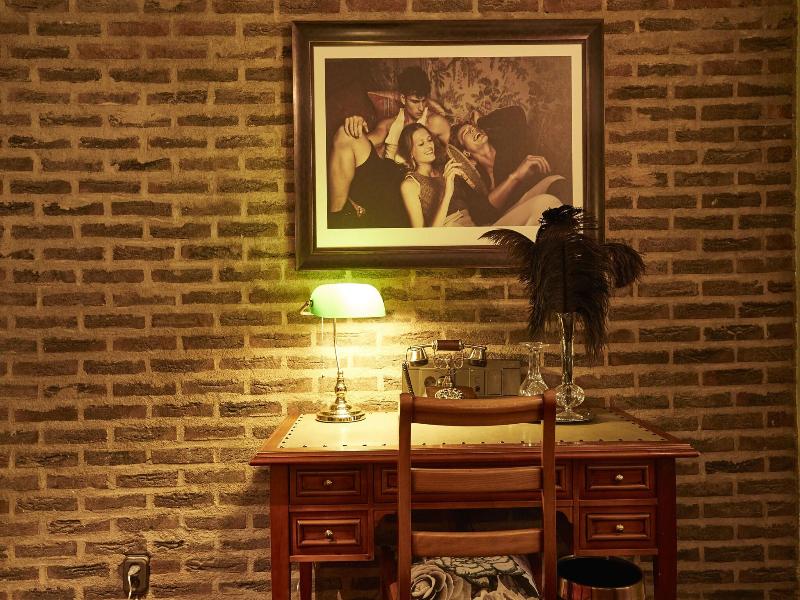 MJ'S Hotel image