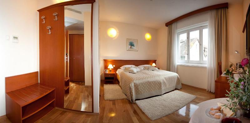 Hotel Royal Suites image