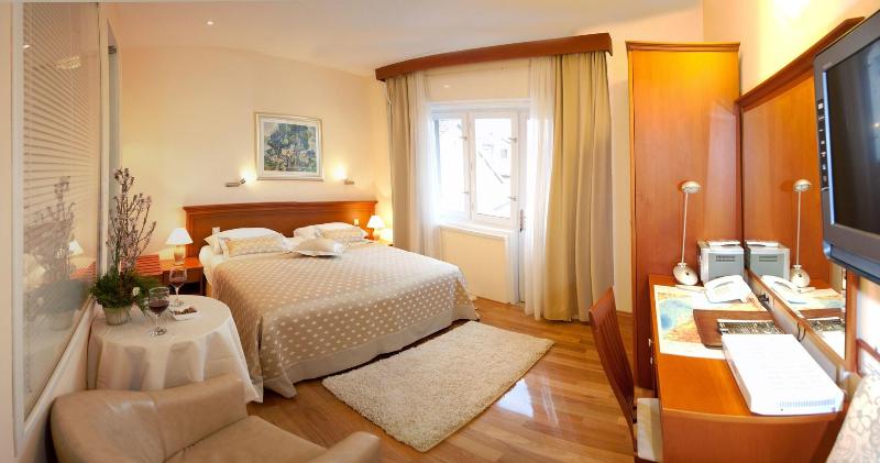 Hotel Royal Suites image