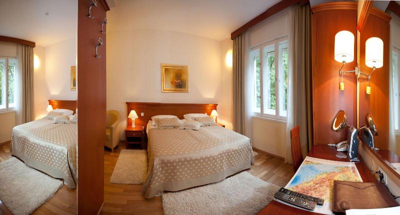 Hotel Royal Suites image