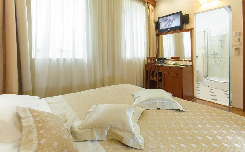 Hotel Royal Suites image