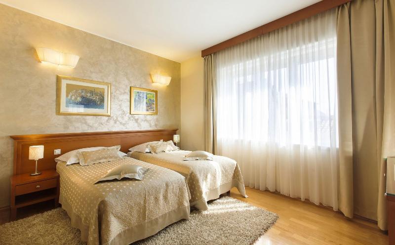 Hotel Royal Suites image