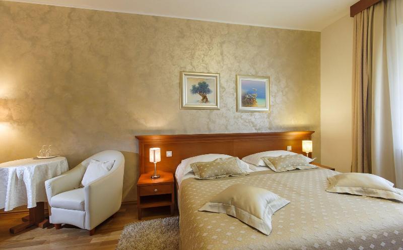 Hotel Royal Suites image