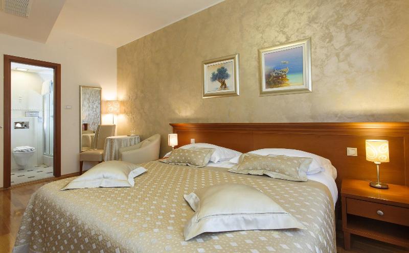 Hotel Royal Suites image