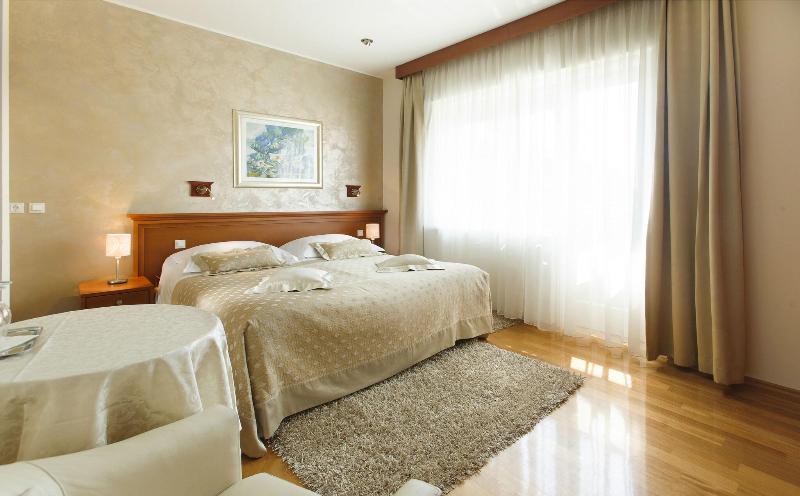 Hotel Royal Suites image