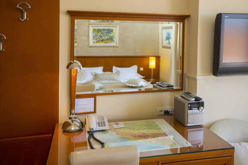 Hotel Royal Suites image