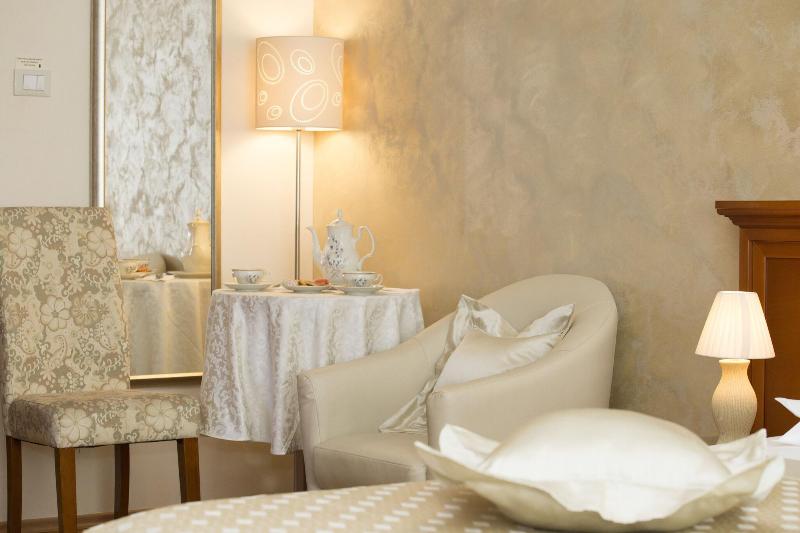 Hotel Royal Suites image