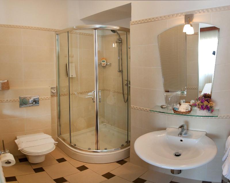 Hotel Royal Suites image