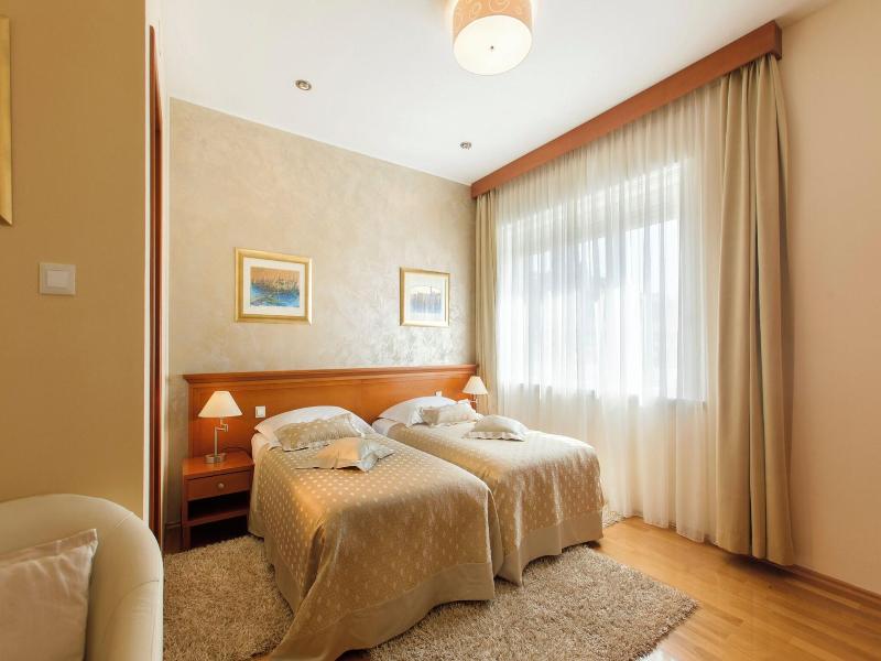Hotel Royal Suites image