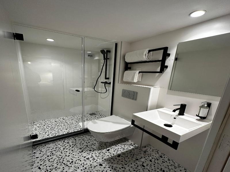 Trendy Canettes Hotel image