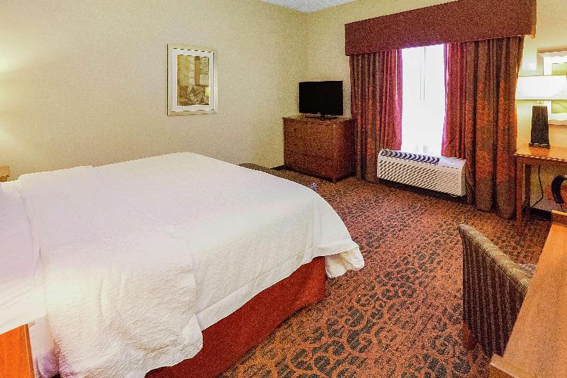 Hampton Inn Waynesburg image