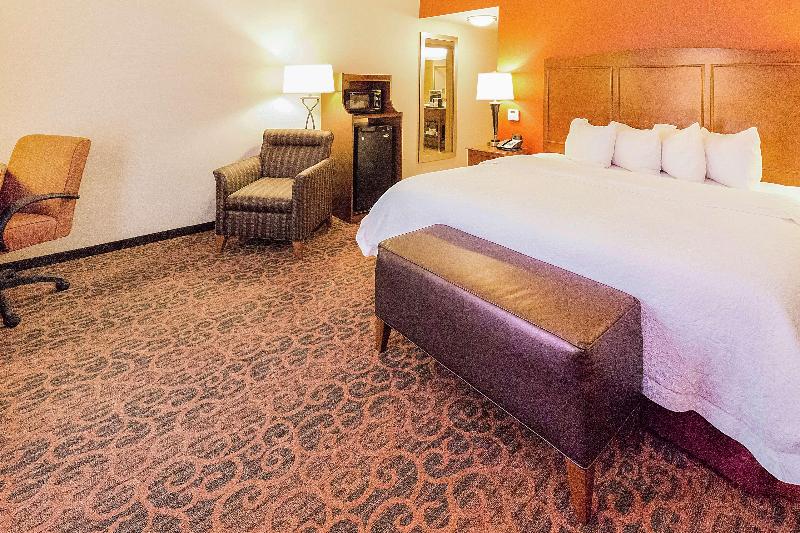 Hampton Inn Waynesburg image
