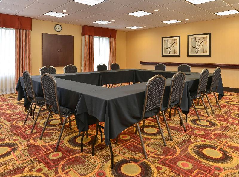 Hampton Inn Ottumwa — photo 29