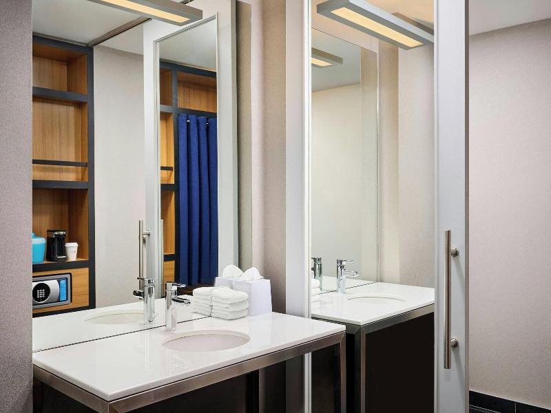 Aloft Vaughan Mills image