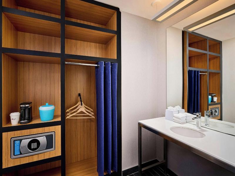 Aloft Vaughan Mills image