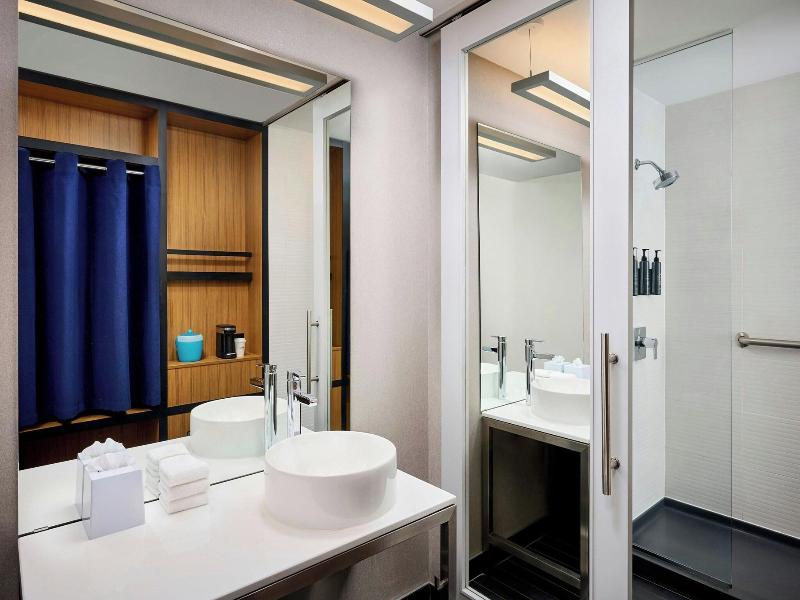 Aloft Vaughan Mills image