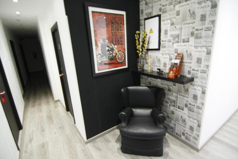 Hostal Mh Fuencarral image