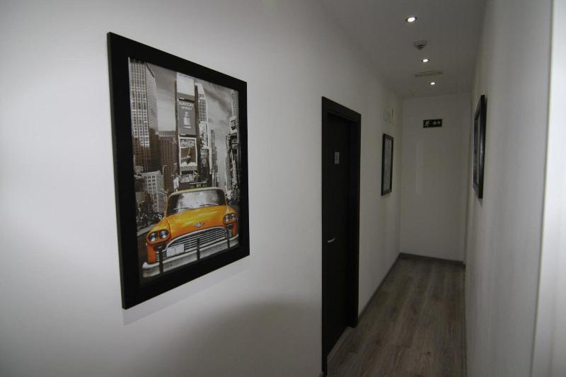 Hostal Mh Fuencarral image