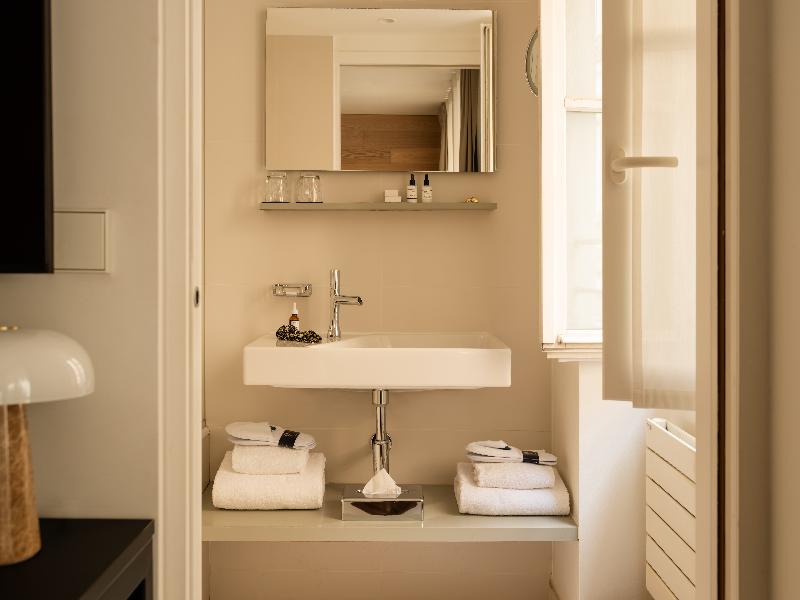 9Hotel Opera image